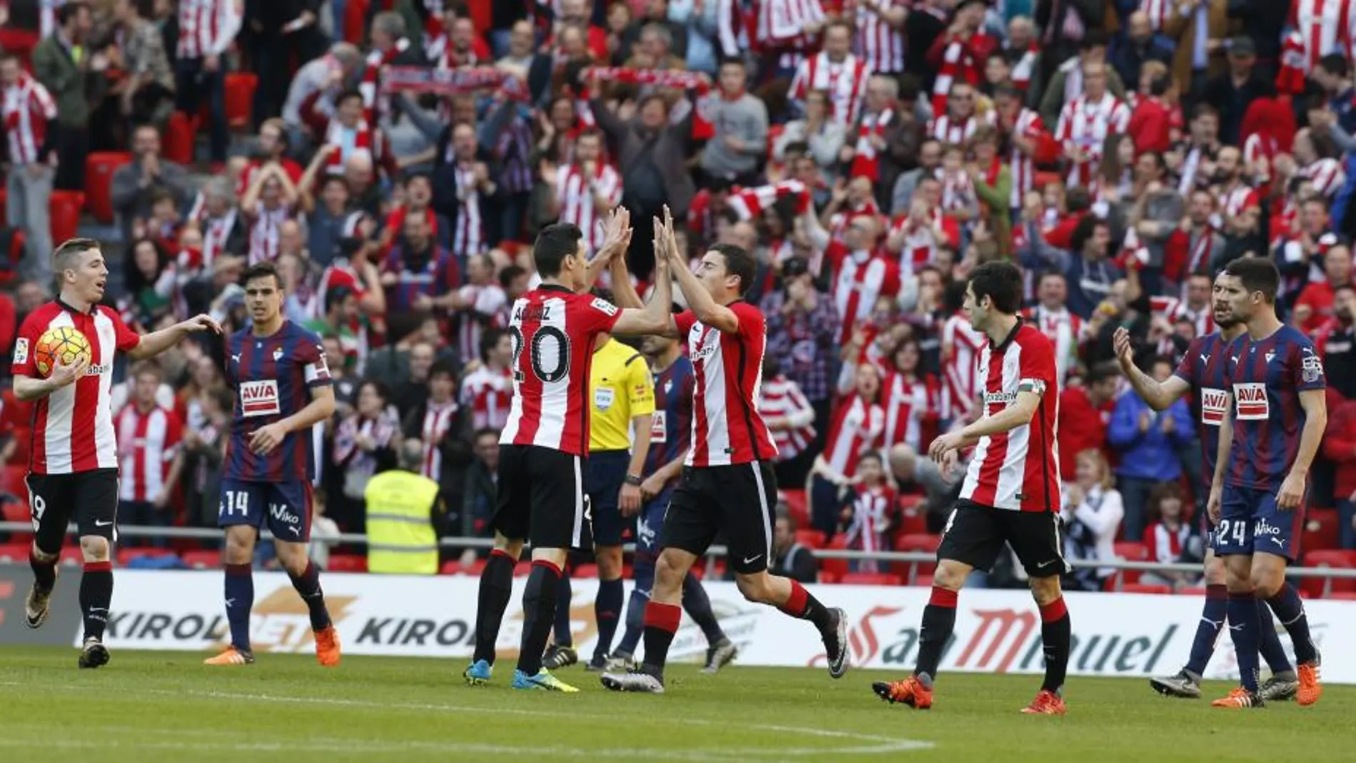 El jugador del Athletic de Bilbao Aduriz (20) celebra con sus compañeros un gol frente al S.D Eibar.
