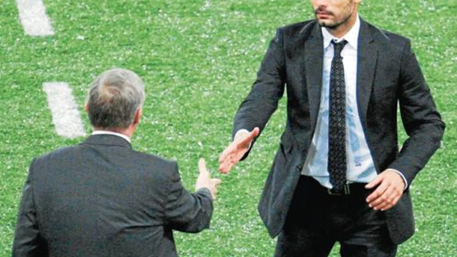Guardiola y Ferguson se saludan antes del encuentro en el césped del Olímpico de Roma