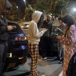 Un grupo de personas en la calle esta madrugada tras el terremoto de 6.3 grados registrado hoy en el Mar de Alborán que se ha percibido con mayor intensidad en Melilla