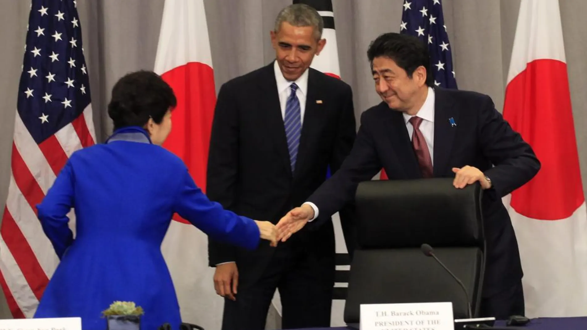 El presidente de EEUU, Barack Obama, participa en una reunión trilateral con la presidenta surcoreana, Park Geun-hye, y el primer ministro japonés, Shinzo Abe