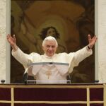 Benedicto XVI saluda a los fieles tras el rezo del Ángelus en la residencia pontifica de Castelgandolfo