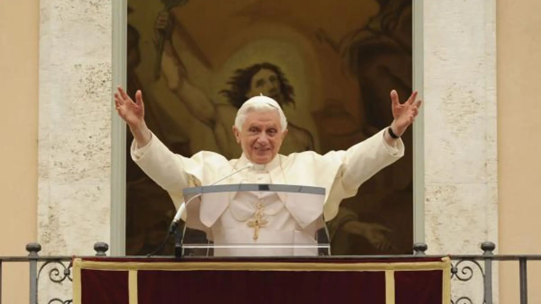 Benedicto XVI saluda a los fieles tras el rezo del Ángelus en la residencia pontifica de Castelgandolfo