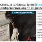 Una española se sube a uno de los leones de Dante en Florencia