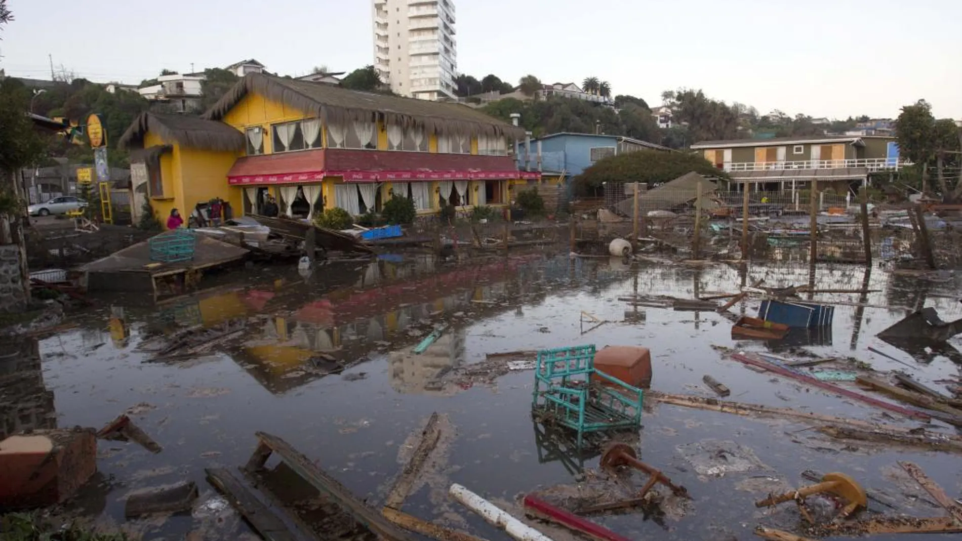 Imagen de los destrozos causados por el tsunami posterior al terremoto del dia 17