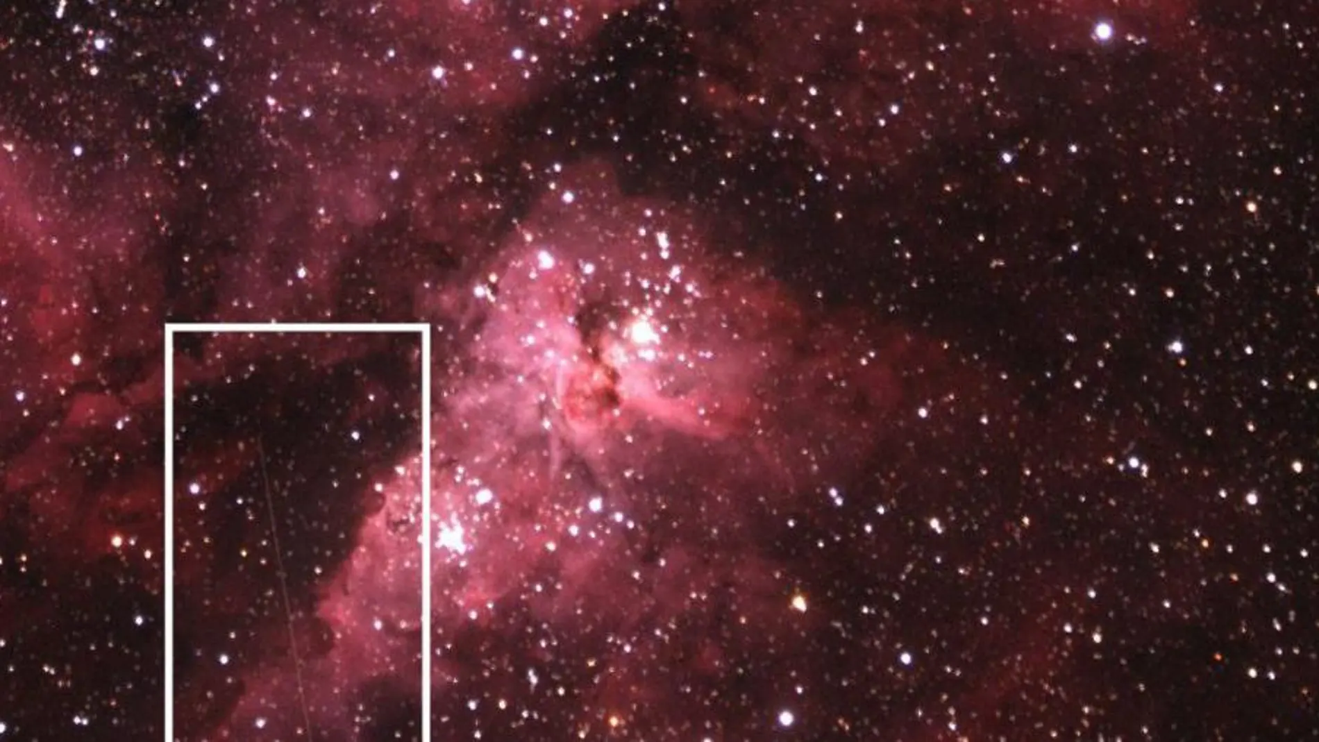 Fotografía cedida por la NASA donde se ve el asteroide 2012 DA14 y la nebulosa Eta Carinae, y destacado con una marco blanco la trayecoria del asteroide