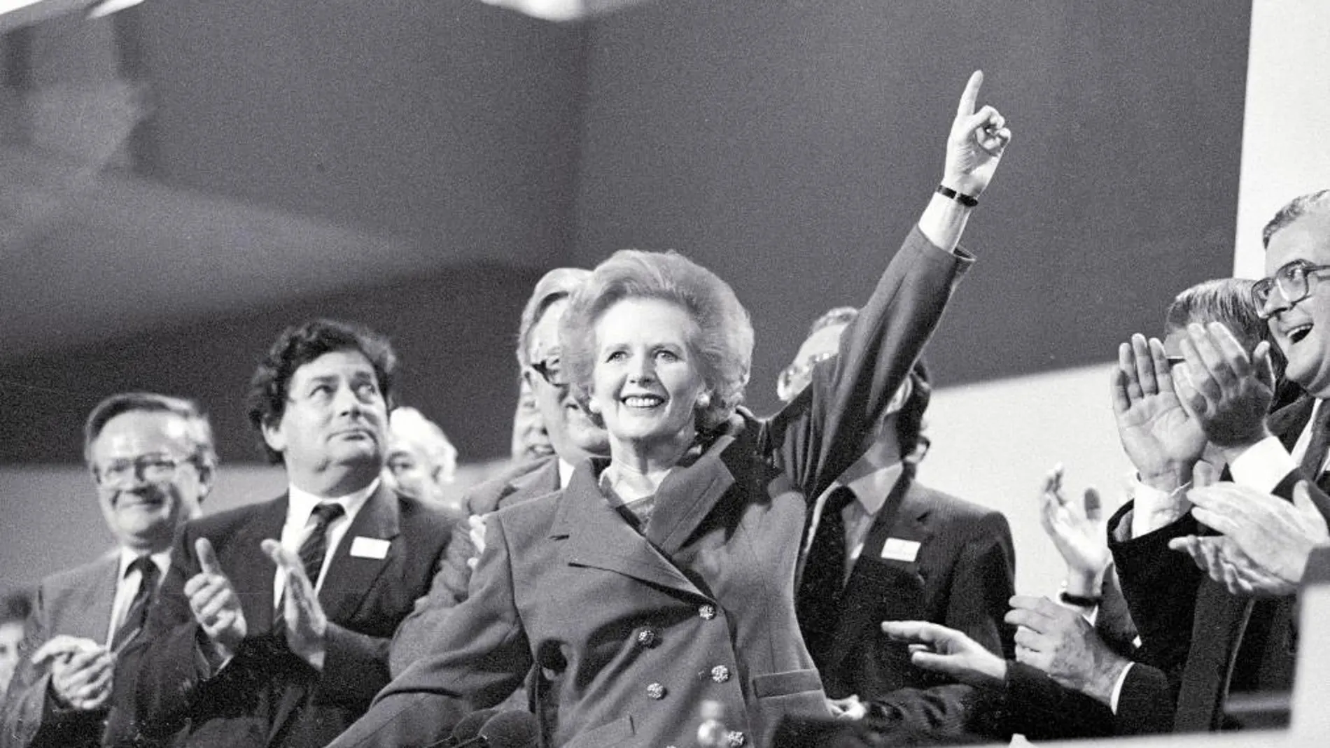 Margaret Thatcher, aclamada por sus correligionarios «torys» en el congreso del partido de 1989