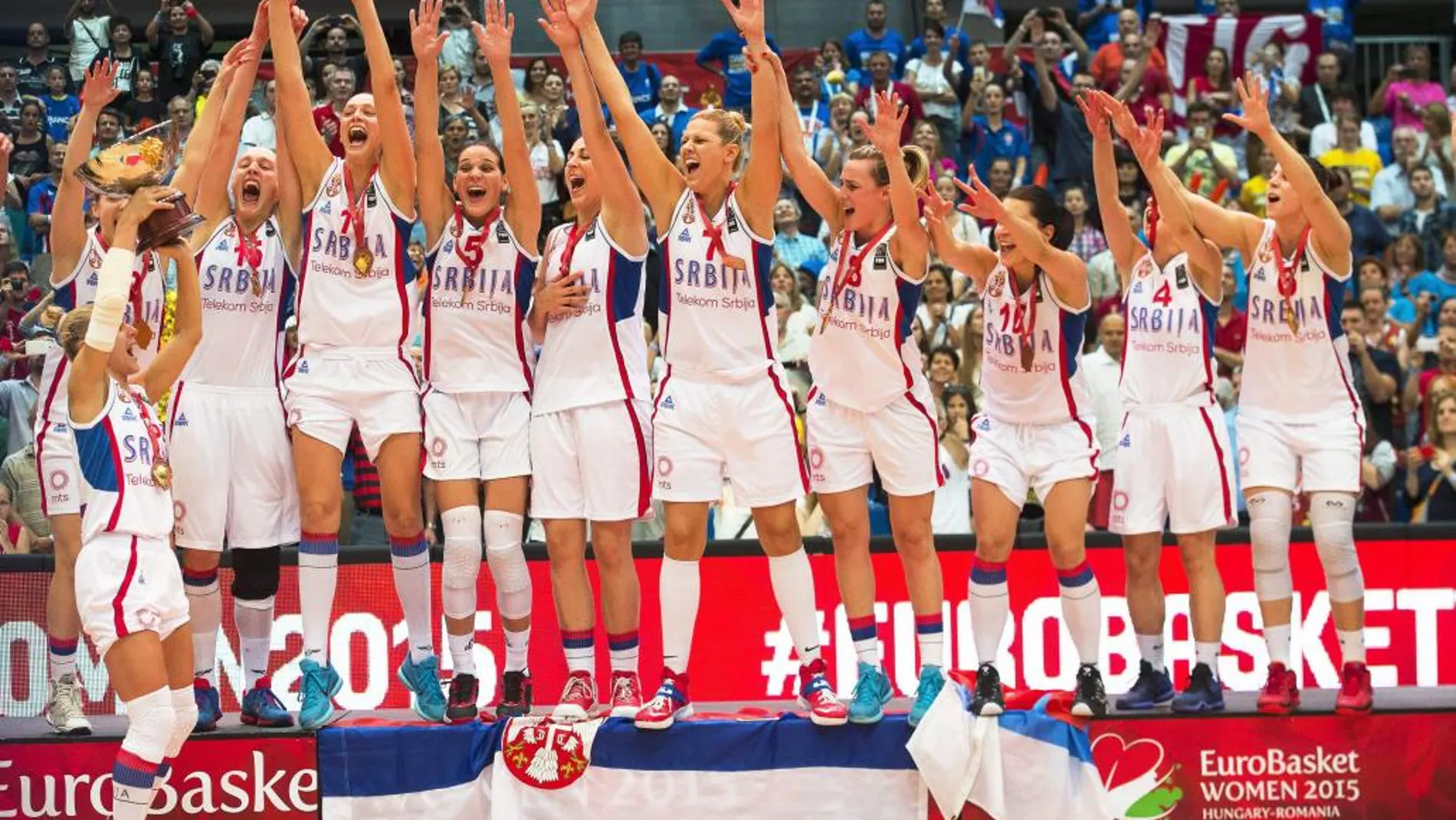 Las jugadoras serbias celebran la victoria