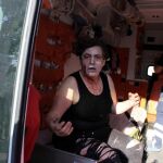 Uno de los heridos es atentdido en una ambulancia junto a la mezquita