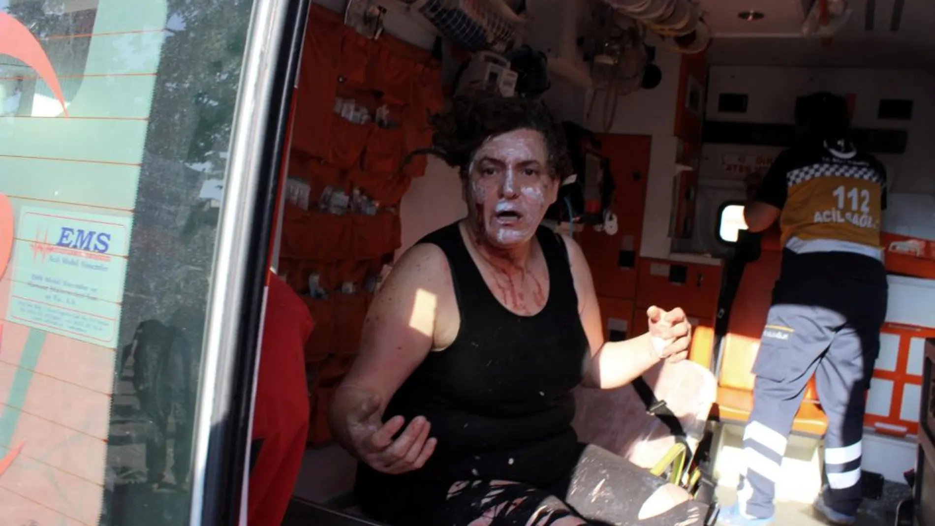 Uno de los heridos es atentdido en una ambulancia junto a la mezquita