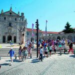 Turistas junto al convento de La Santa, casa natal de Santa Teresa de Jesús (Ávila)