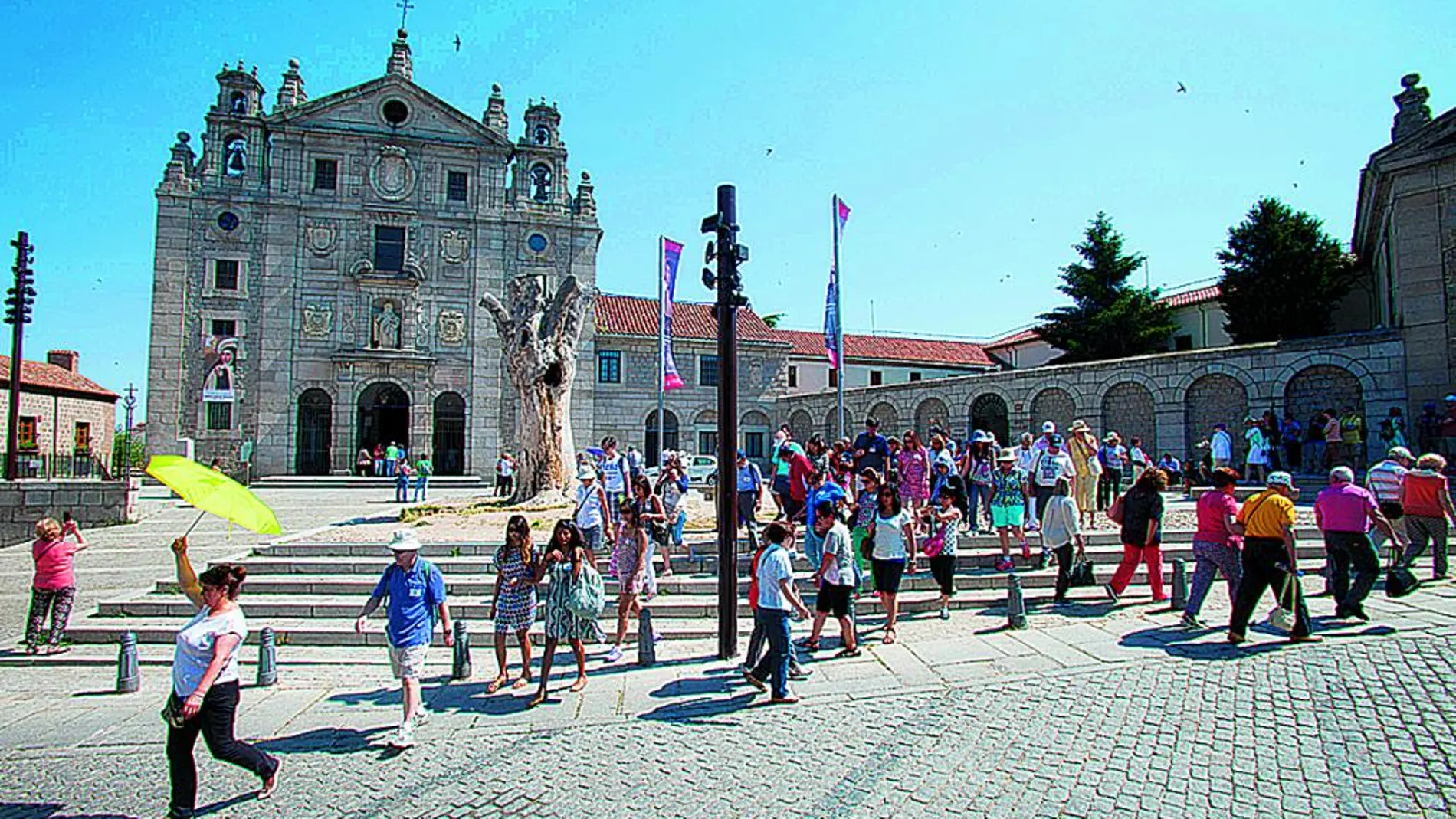 Turistas junto al convento de La Santa, casa natal de Santa Teresa de Jesús (Ávila)