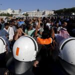 La policía y un grupo de indocumentados se enfrentaron hoy en la isla griega de Kos, donde miles de inmigrantes y refugiados esperaban para registrarse.