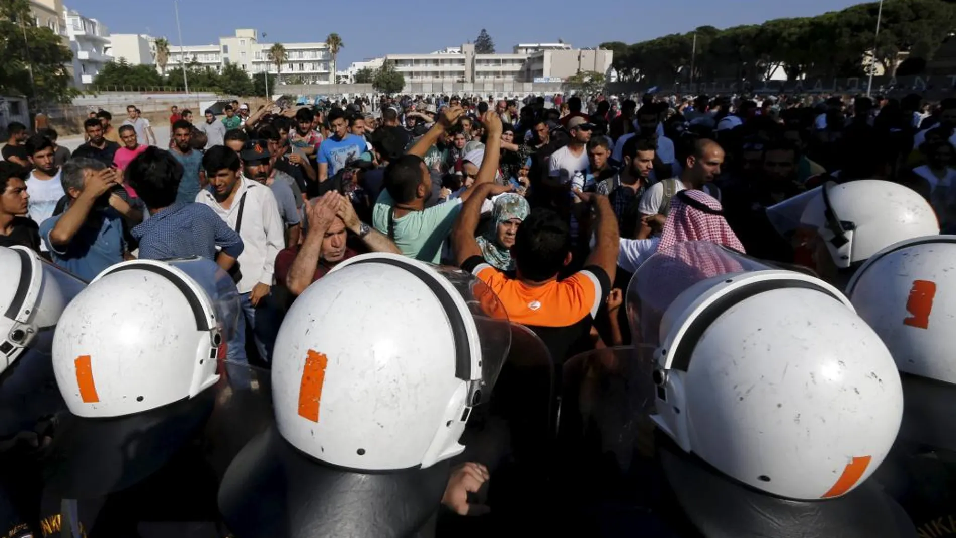 La policía y un grupo de indocumentados se enfrentaron hoy en la isla griega de Kos, donde miles de inmigrantes y refugiados esperaban para registrarse.