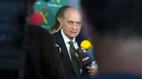 El ministro del Interior, Jorge Fernández Díaz, ha anunciado en Lérida que el instituto armado ha practicado por el momento 56 detenciones en el marco de la mayor operación policial contra el blanqueo relacionado con la explotación sexual