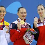 La española Berta Ferreras Sanz (izda) celebra la medalla de plata conseguida