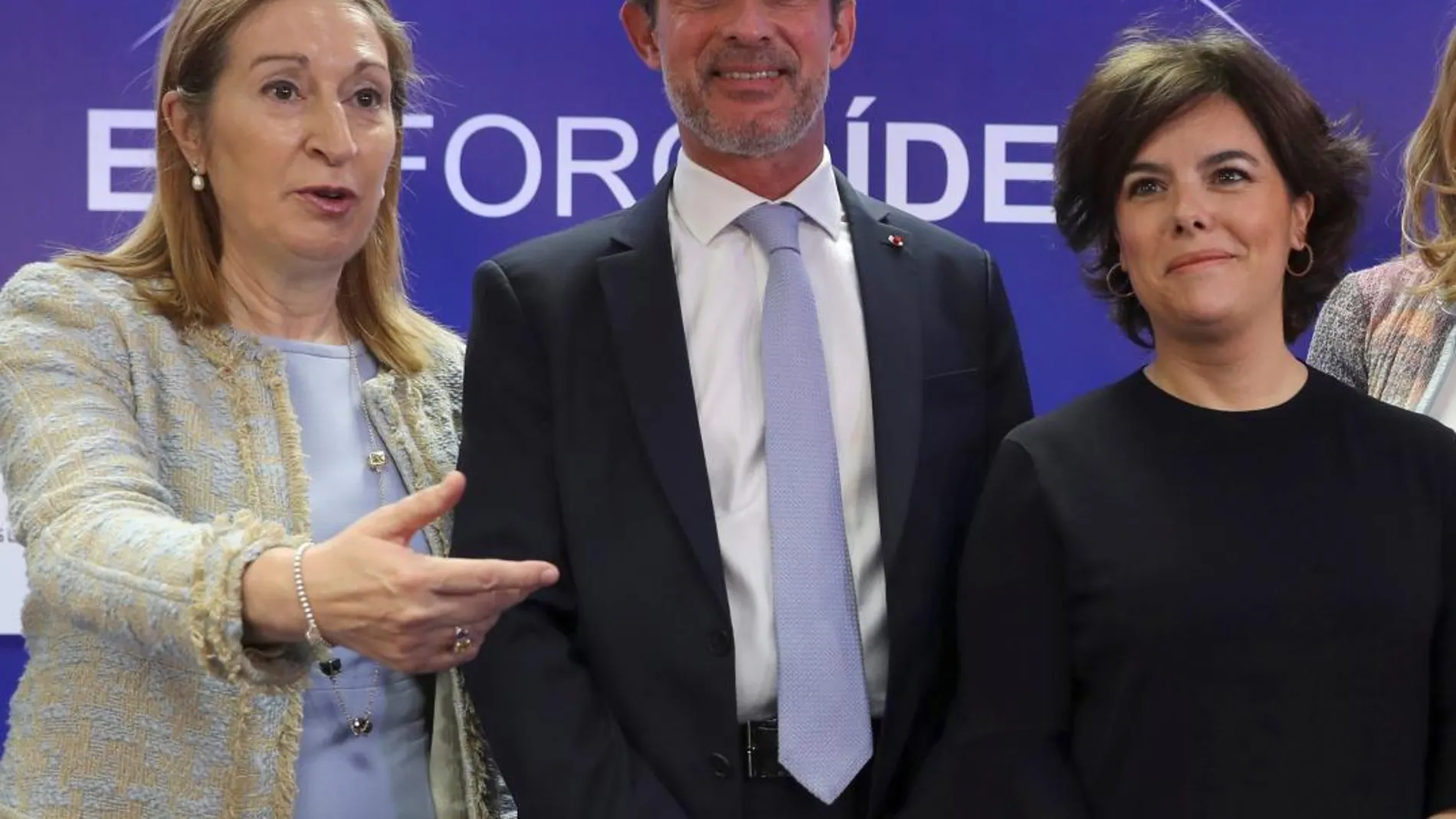 El ex primer ministro francés Manuel Valls acompañado de Ana Pastor y Soraya Sáenz de Santamaría, en el EFEForo Líderes