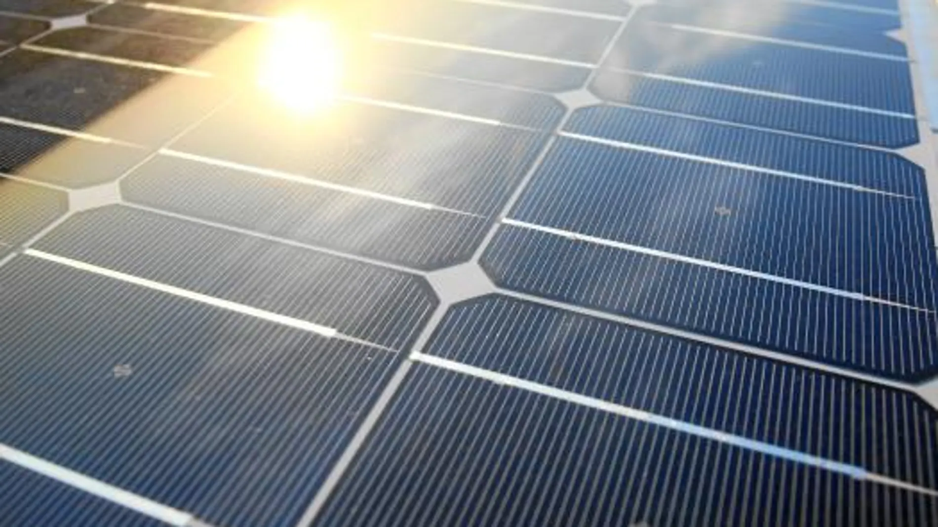 Imagen de una una placa solar que permite ahorrar energía