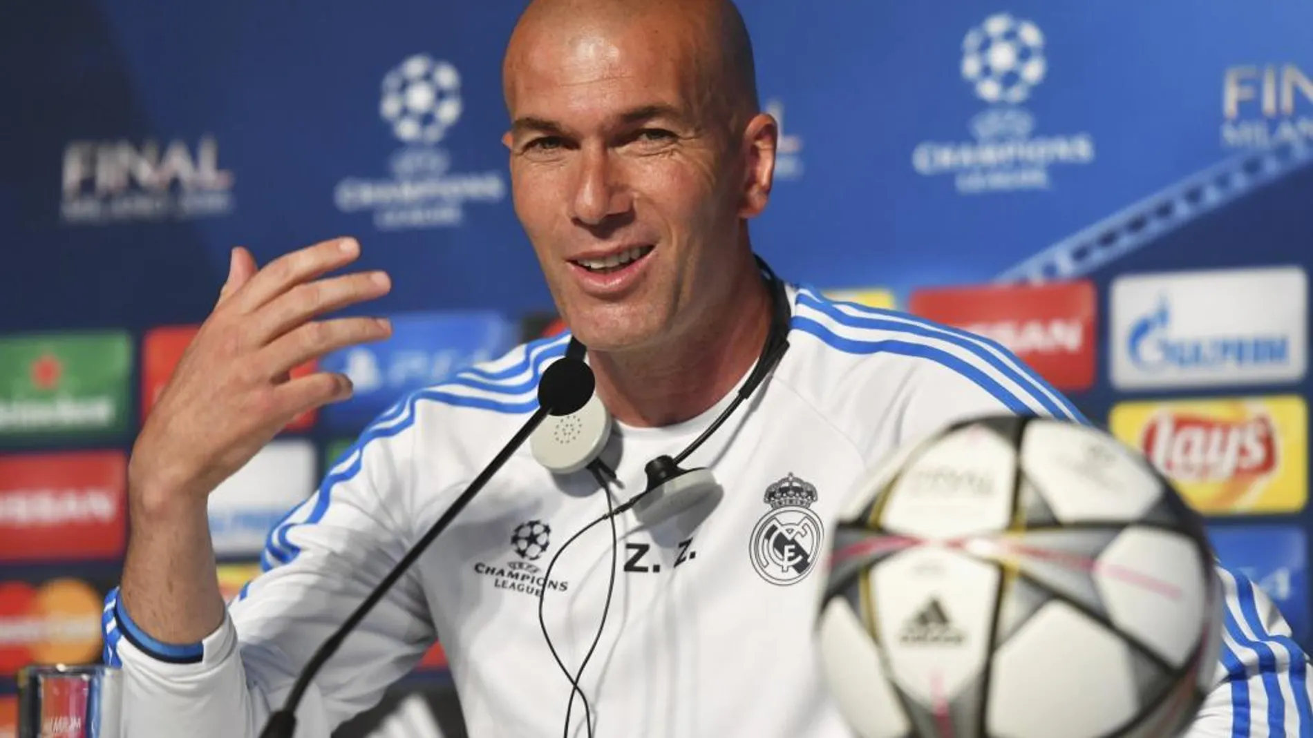 Zinedine Zidane durante la rueda de prensa en San Siro