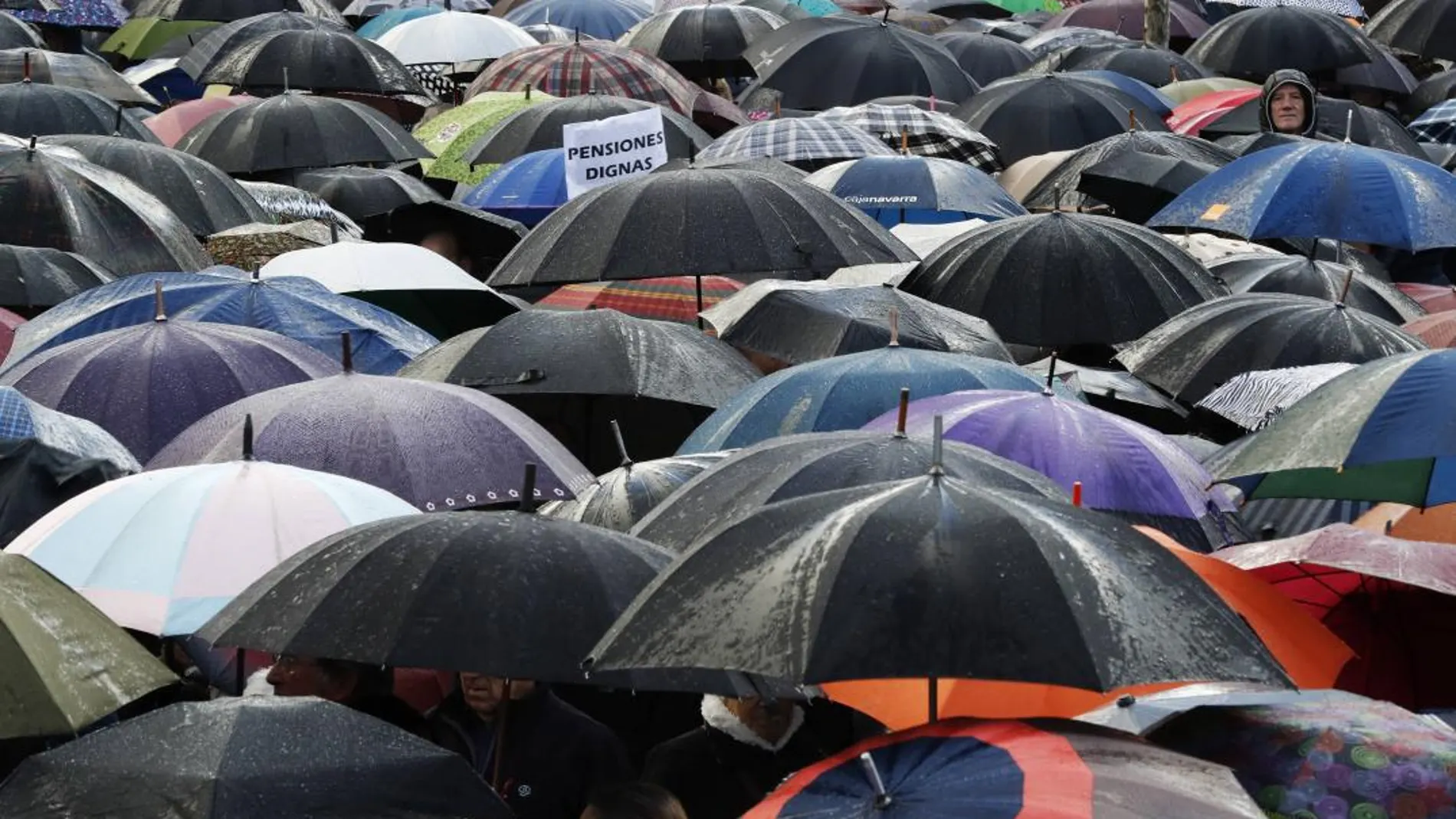 Protesta en Barcelona, en defensa del sistema de pensiones, bajo una intenta lluvia el pasado mes de marzo. EFE/ Quique García