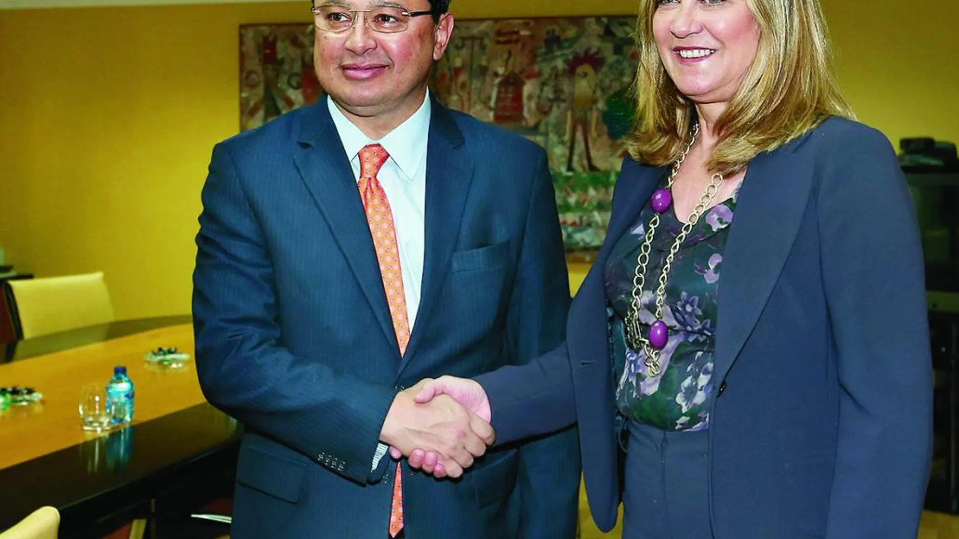 Pilar del Olmo junto al ministro de Idustria y Comercio de Paraguay durante el encuentro en Valladolid