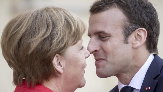El presidente francés, Emmanuel Macron, saluda a la canciller alemana, Angela Merkel, en Berlín