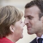 El presidente francés, Emmanuel Macron, saluda a la canciller alemana, Angela Merkel, en Berlín