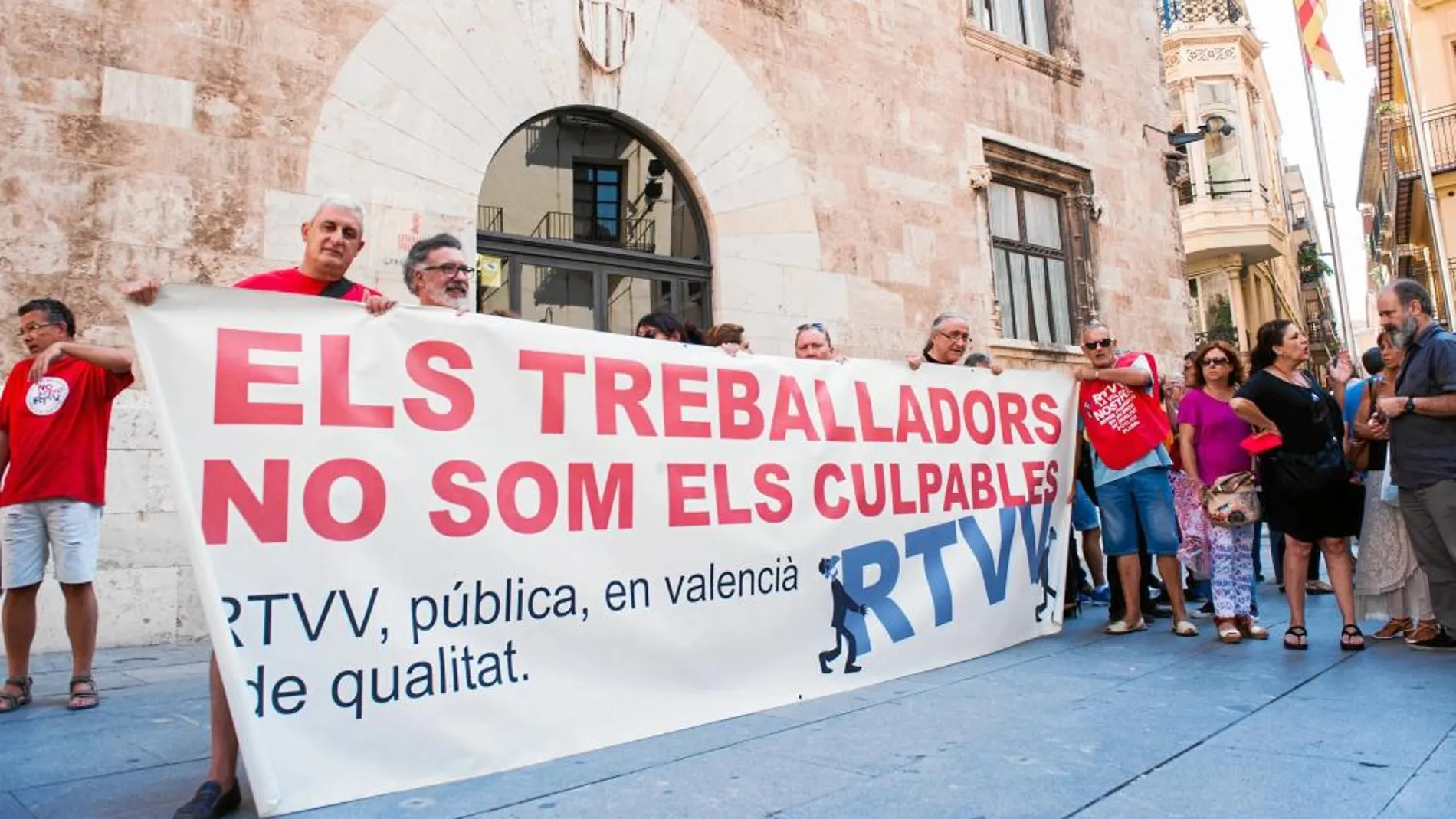 Los trabajadores de RTVV vuelven a manifestarse todos los viernes a la puerta del Palau de la Generalitat