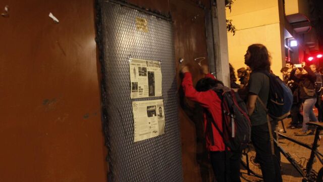 Unos vecinos golpean con cucharas las puertas del banco expropiado