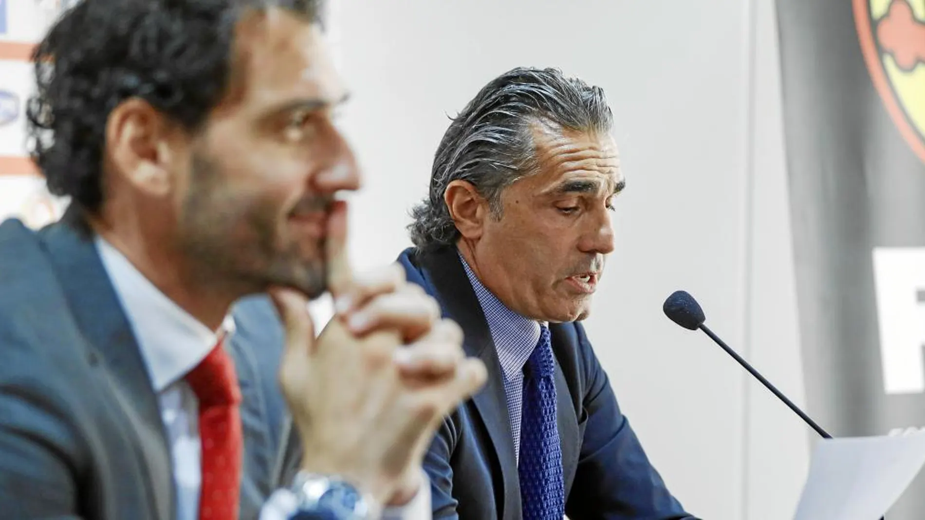 Jorge Garbajosa y Sergio Scariolo, en una de sus conferencias de prensa conjuntas como presidente de la Federación de Baloncesto y seleccionador / Efe