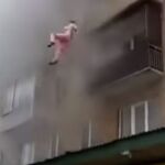 Momento en el que la madre salta desde la terraza de su casa