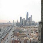 Riad, construida en pleno desierto, tiene ante sí el reto de levantar una amplia y moderna de red de infraestructuras