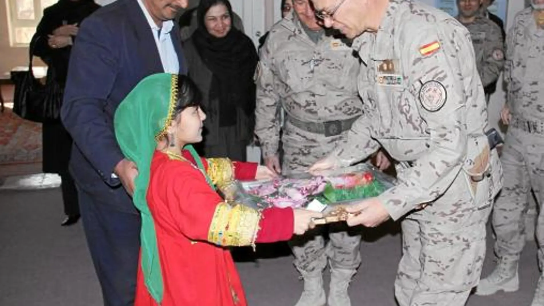 Imagen distribuida por Defensa del jefe del contingente español entregando un juguete a una niña afgana