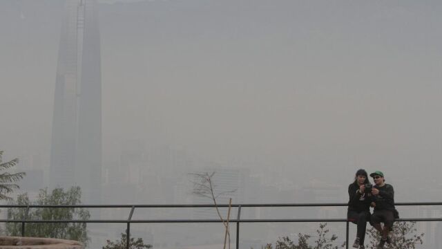 Vista general que muestra la alta contaminación en Santiago de Chile (Chile).