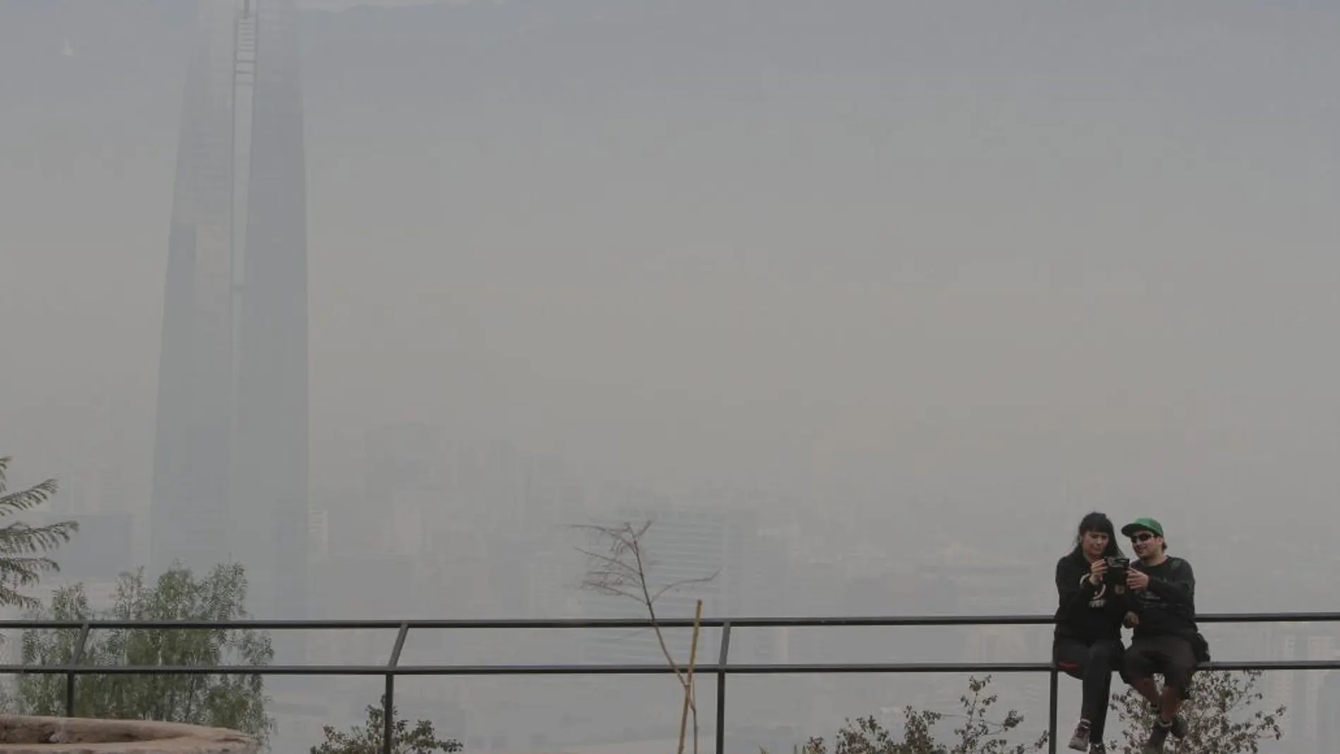 Vista general que muestra la alta contaminación en Santiago de Chile (Chile).