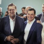 El presidente del Gobierno, Mariano Rajoy (2i), junto al presidente del PP andaluz, Juanma Moreno (2d)