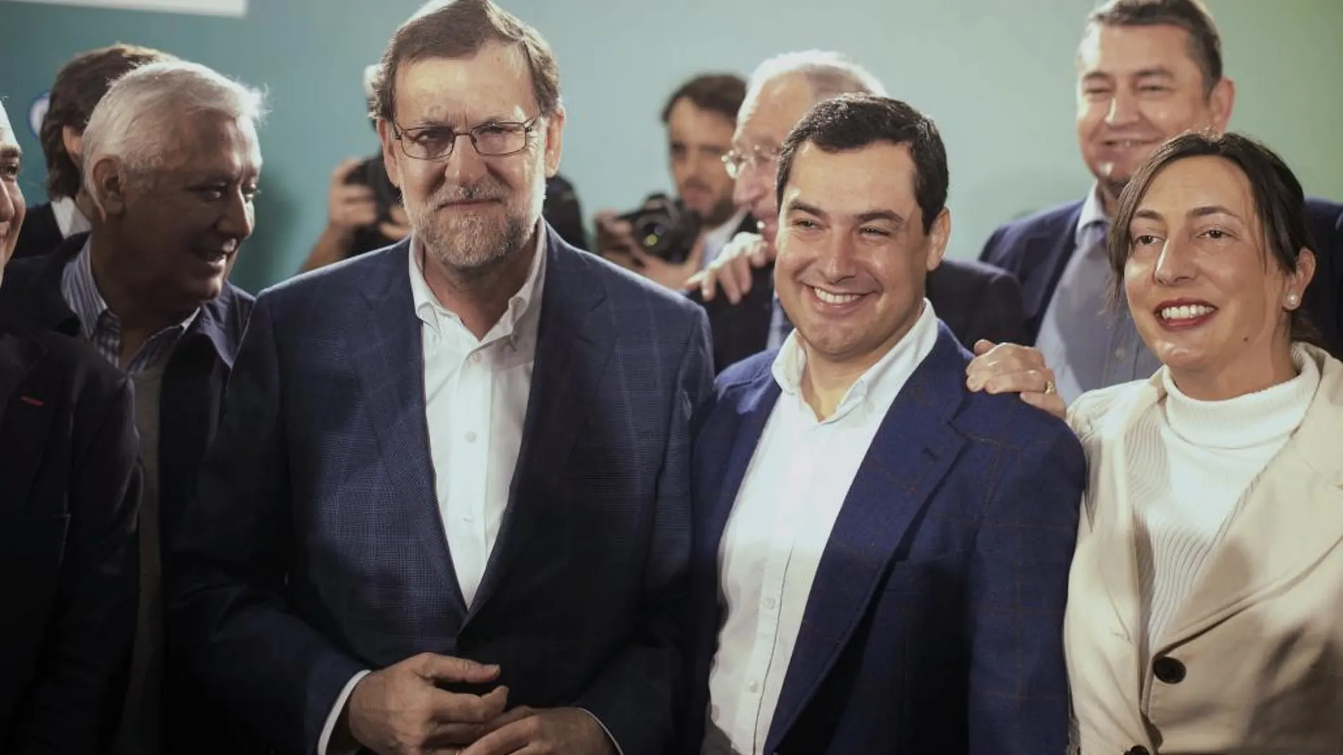 El presidente del Gobierno, Mariano Rajoy (2i), junto al presidente del PP andaluz, Juanma Moreno (2d)