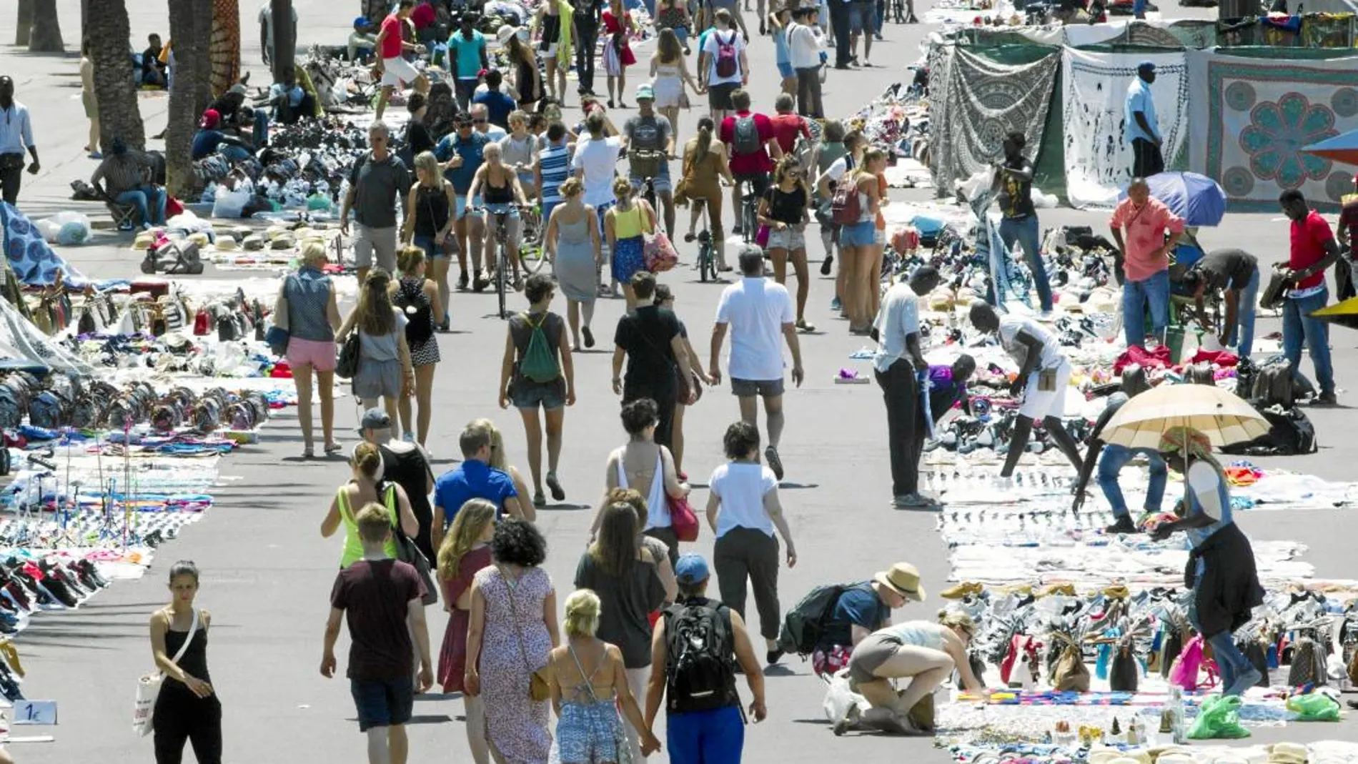 En los meses de verano la actividad del «top manta» se multiplica dando paso a auténticos mercadillos callejeros. Foto: La Razón