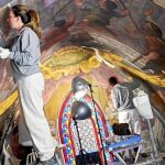 Restauradores trabajan en la bóveda de San Nicolás