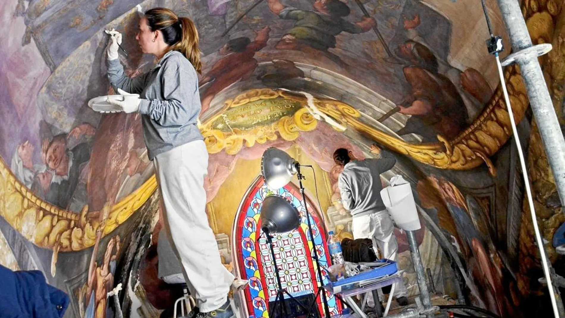 Restauradores trabajan en la bóveda de San Nicolás