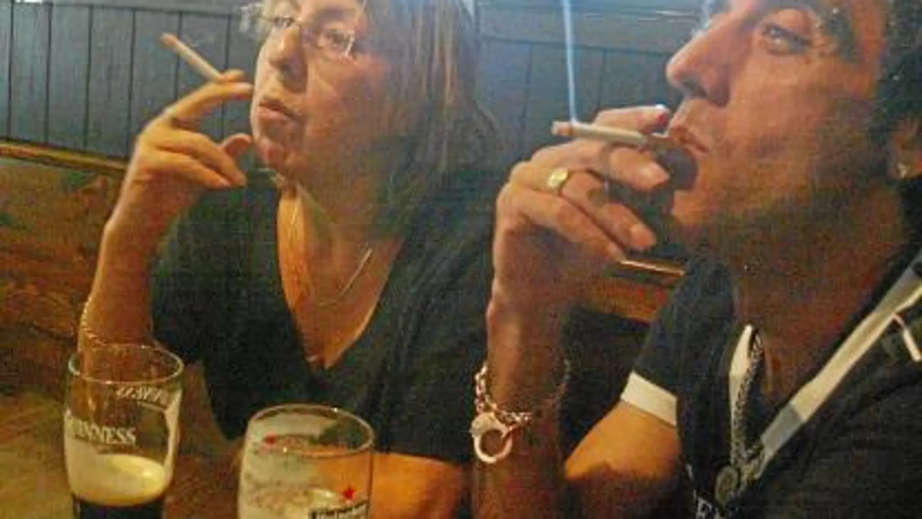 El Comisionado del Mercado de Tabaco alertó a Sanidad de que vetar el humo en los bares puede conllevar el crecimiento de un mercado ilegal