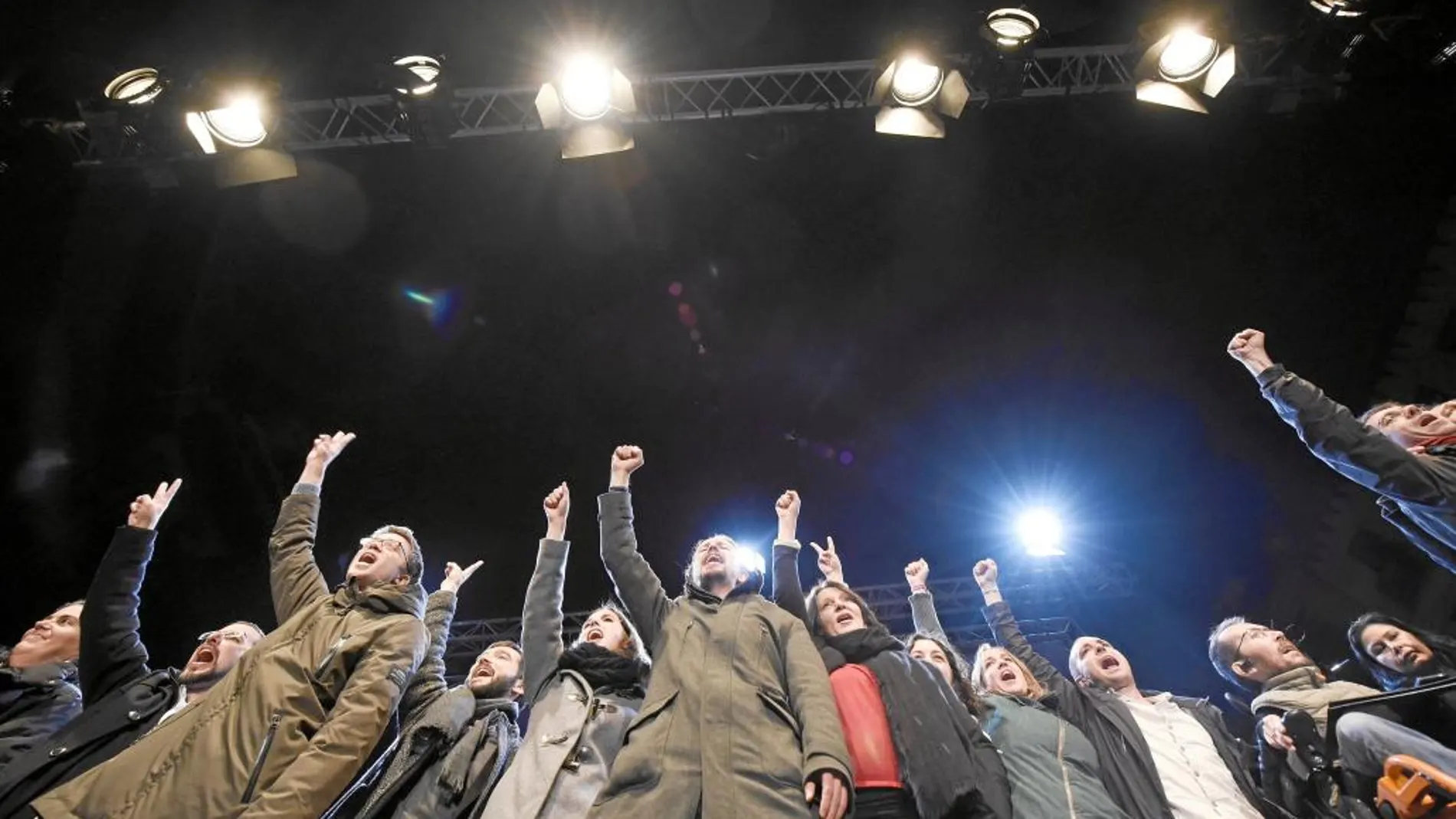 La plana mayor de Podemos, con Iglesias puño en alto en el centro, celebró así los resultados de las generales la noche del 20 de diciembre