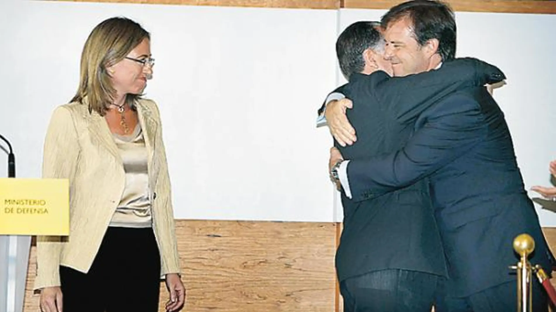 Alberto Saiz y Félix Sanz se abrazan en presencia de Chacón