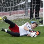El portero de la selección española Iker Casillas atrapa el balón durante el entrenamiento celebrado esta tarde en las instalaciones de la Ciudad del Fútbol de Las Rozas