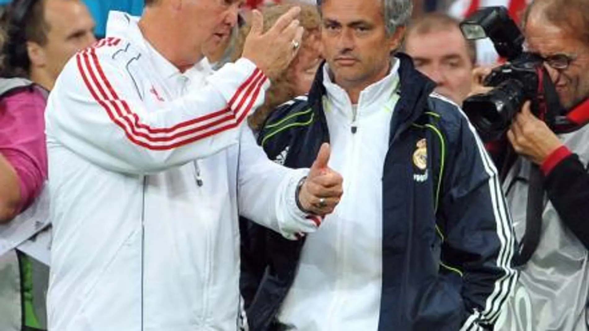 Mourinho conversa con el ex entrenador del Barcelona Louis van Gaal