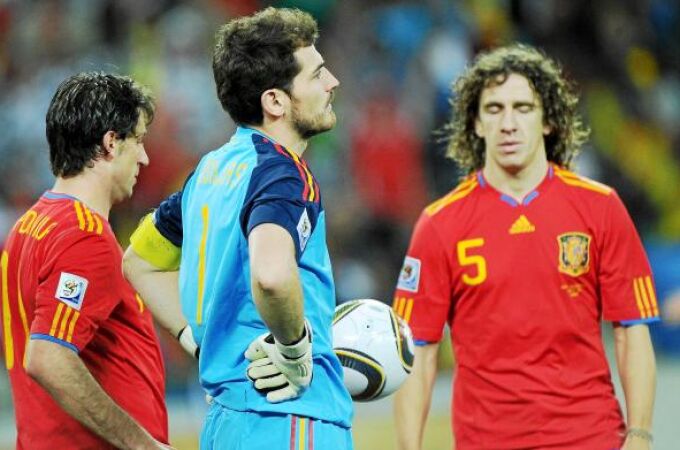 Casillas y Puyol muestran en sus rostros la desolación por la derrota ante Suiza