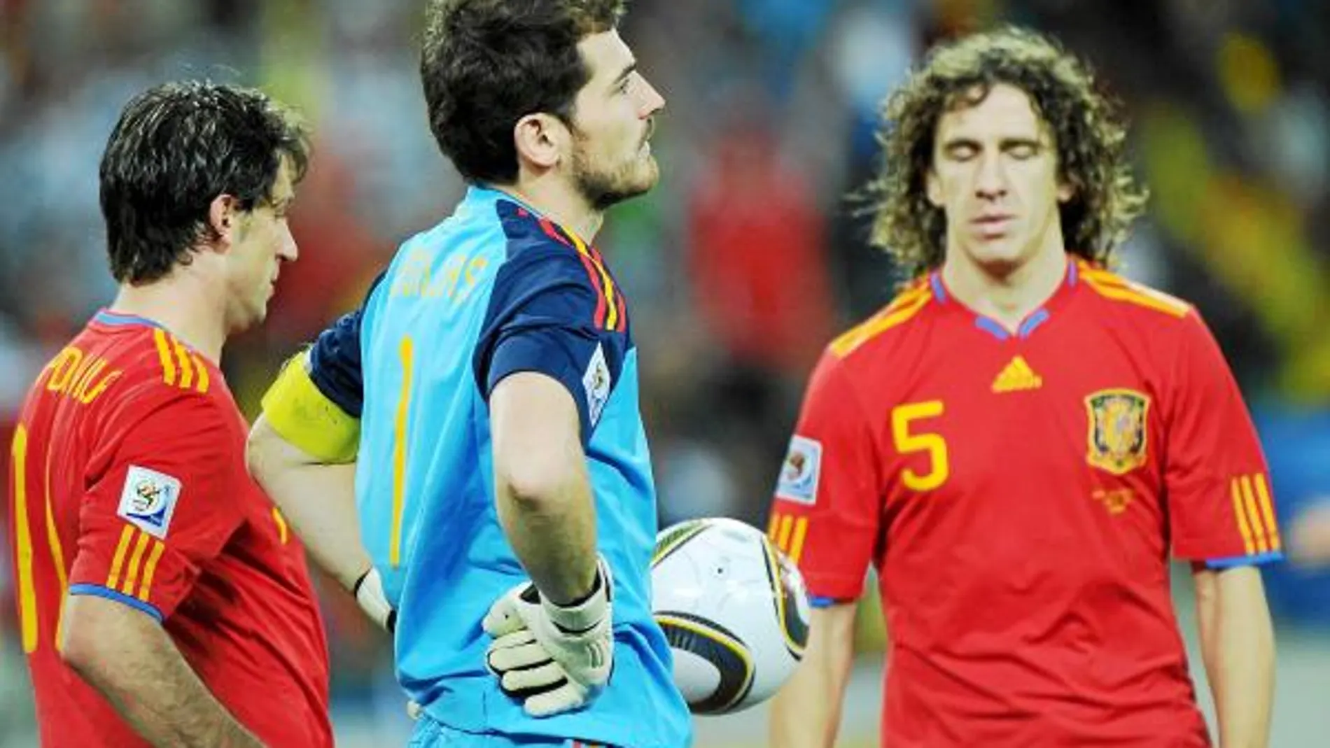 Casillas y Puyol muestran en sus rostros la desolación por la derrota ante Suiza