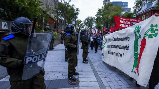 Policías antidisturbios intervienen durante una protesta por la celebración de la Cumbre del G7 en Québec (Canadá). Foto:Efe