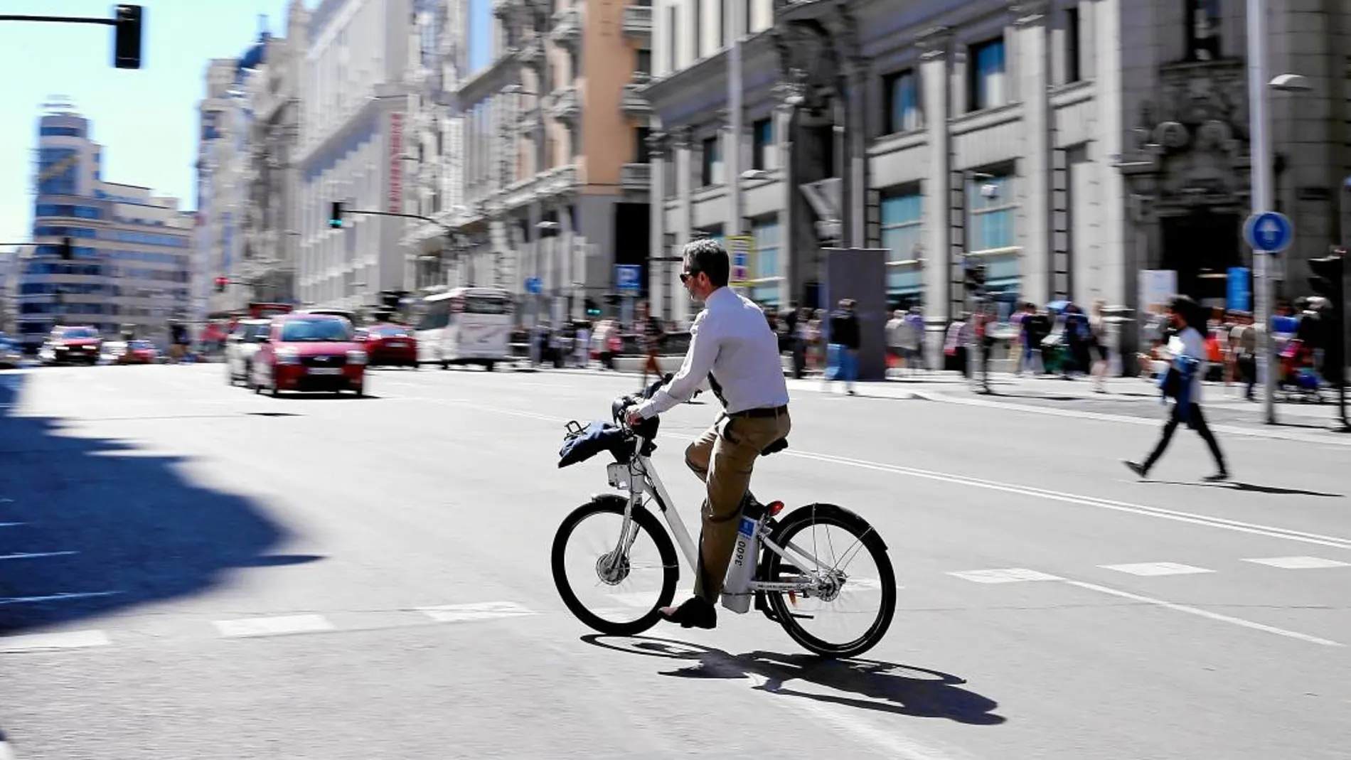 El 57,9 %, a favor de limitar los coches en las ciudades