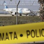 Un avión de Egiptair secuestrado por un pasajero con un cinturón explosivo permanece aparcado en el aeropuerto de Larnaca (Chipre)