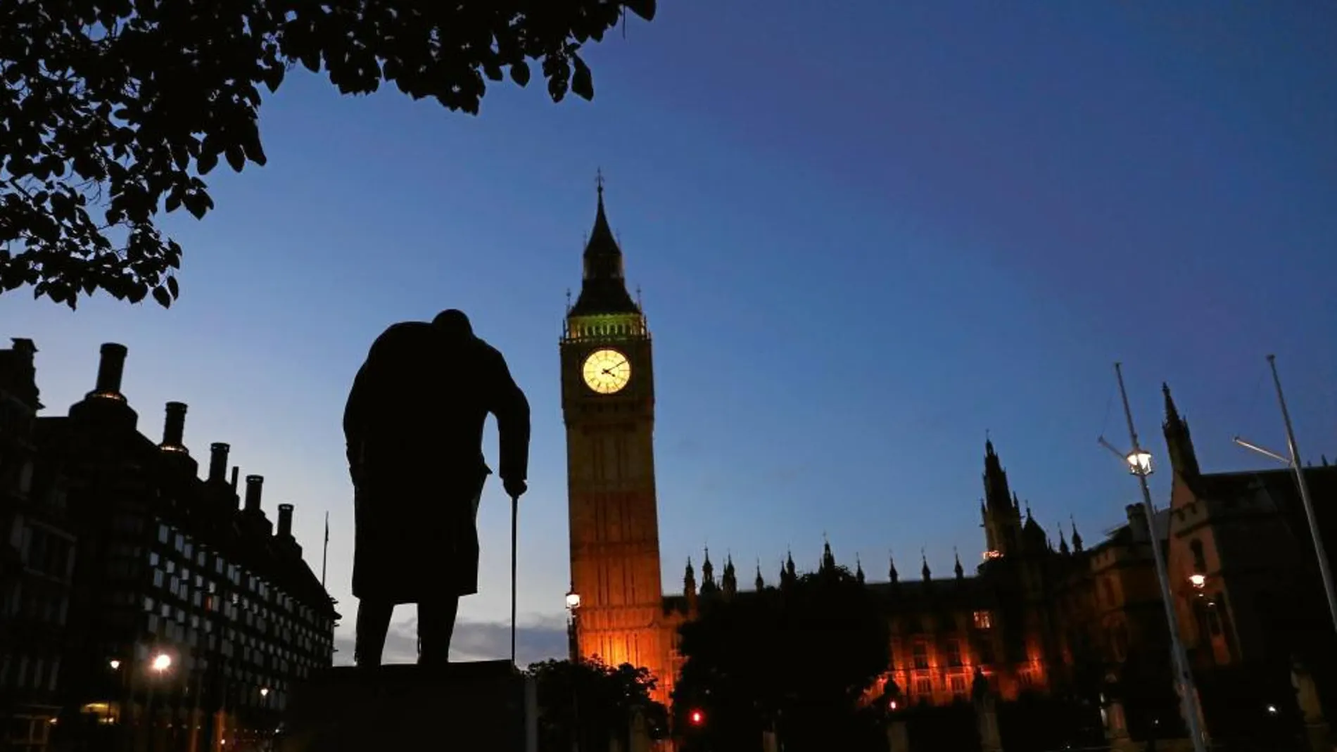La icónica estatua de Churchill en Westminster con el Big Ben al fondo